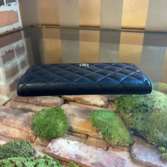CHANEL Black Quilted Black Wallet - Picture 4 of 9